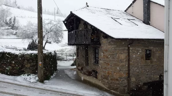 Casa'l Churro en día de nevada. Corredor