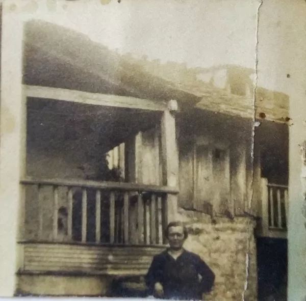 Jovita Rodríguez, maestra de Besullo, junto al corredor de Casa'l Churro