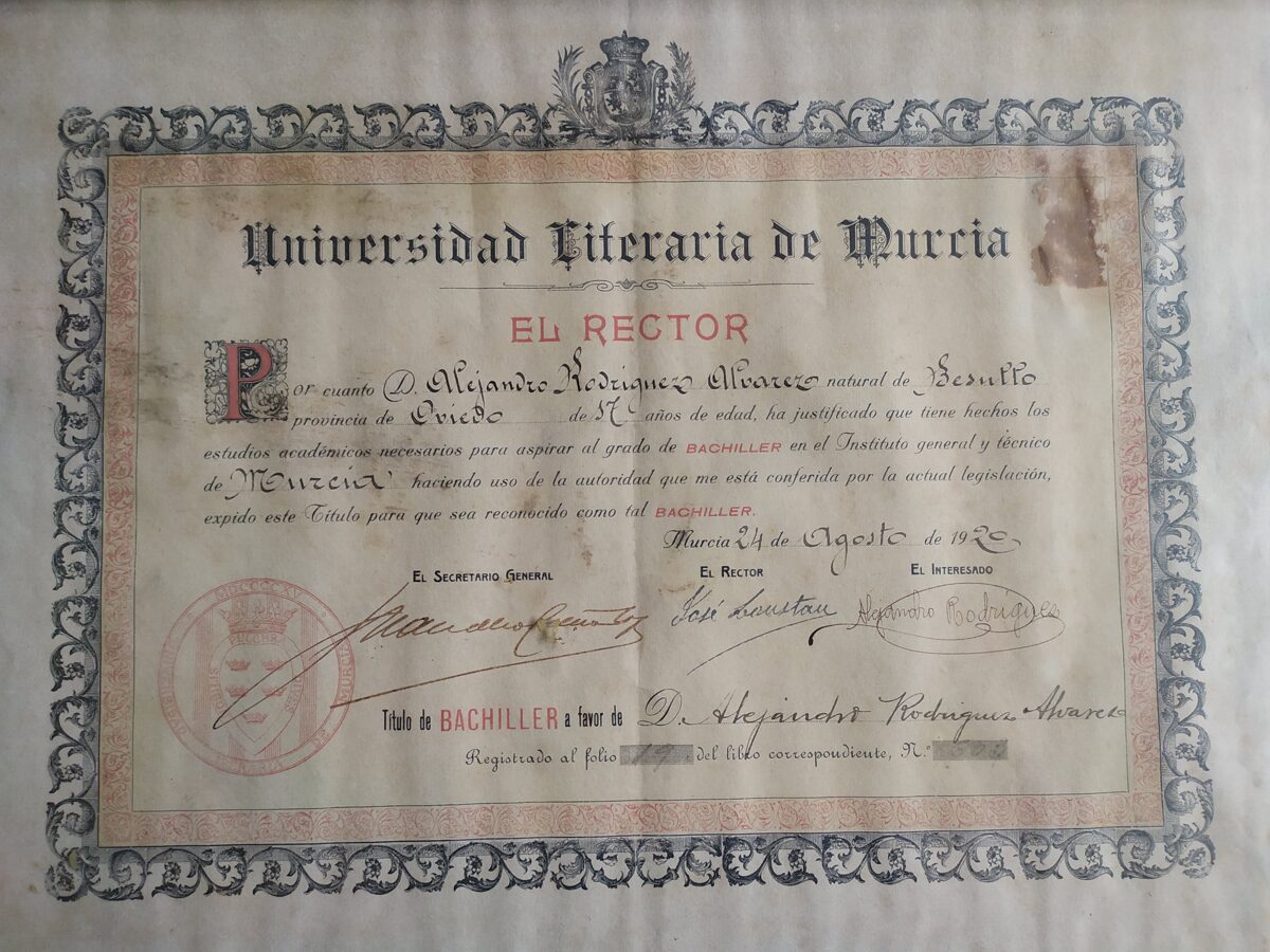 Bachelor's degree from Alejandro Casona issued in Murcia on August 24, 1924