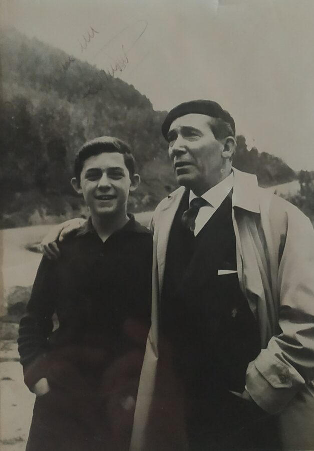 Casona on his return to Asturias, accompanied by her nephew Luis Miguel Rodríguez (Colección Luis Miguel Rodríguez)